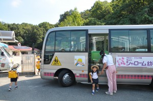 写真：バス登園